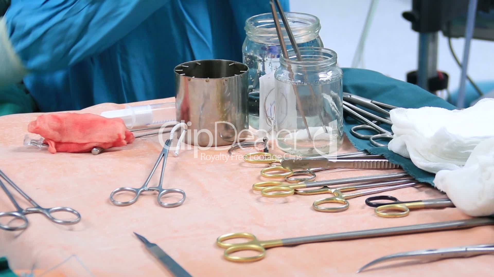 накрытие стерильного инструментального стола в операционной